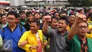 Sejumlah mahasiswa melakukan aksi di JIEXPO, Jakarta (27/4). Aksi tersebut merupakan bentuk penolakan pameran mesin rokok international karena dinilai akan berdampak pada jumlah produksi rokok dan konsumsi rokok di Indonesia. (Liputan6.com/Angga Yuniar)