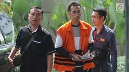 Mantan Kepala Seksi Intelejen dan Penindakan Kantor Imigrasi Kelas I Mataram Yusriansyah Fazrin tiba di Gedung KPK, Jakarta, Senin (15/7/2019). Fazrin diperiksa terkait suap penanganan perkara penyalahgunaan izin tinggal WNA di lingkungan Kantor Imigrasi NTB Tahun 2019. (merdeka.com/Dwi Narwoko)