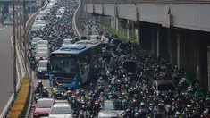 Pengendara terjebak macet saat hari pertama masuk kerja dan sekolah 2026 di Jalan Jenderal Gatot Subroto, Jakarta, Senin (5/1/2026). Hari ini menjadi penanda kembalinya aktivitas dan rutinitas khas kota Jakarta. (merdeka.com/Arie Basuki)