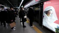 Para penumpang yang mengenakan masker menunggu kereta mereka di stasiun kereta bawah tanah di Seoul, Korea Selatan, Rabu (23/2/2022). Kasus harian COVID-19 baru Korea Selatan mencapai rekor tertinggi, melonjak menjadi 171.452 dari 99.569 kasus sehari sebelumnya. (AP Photo/Ahn Young-joon)