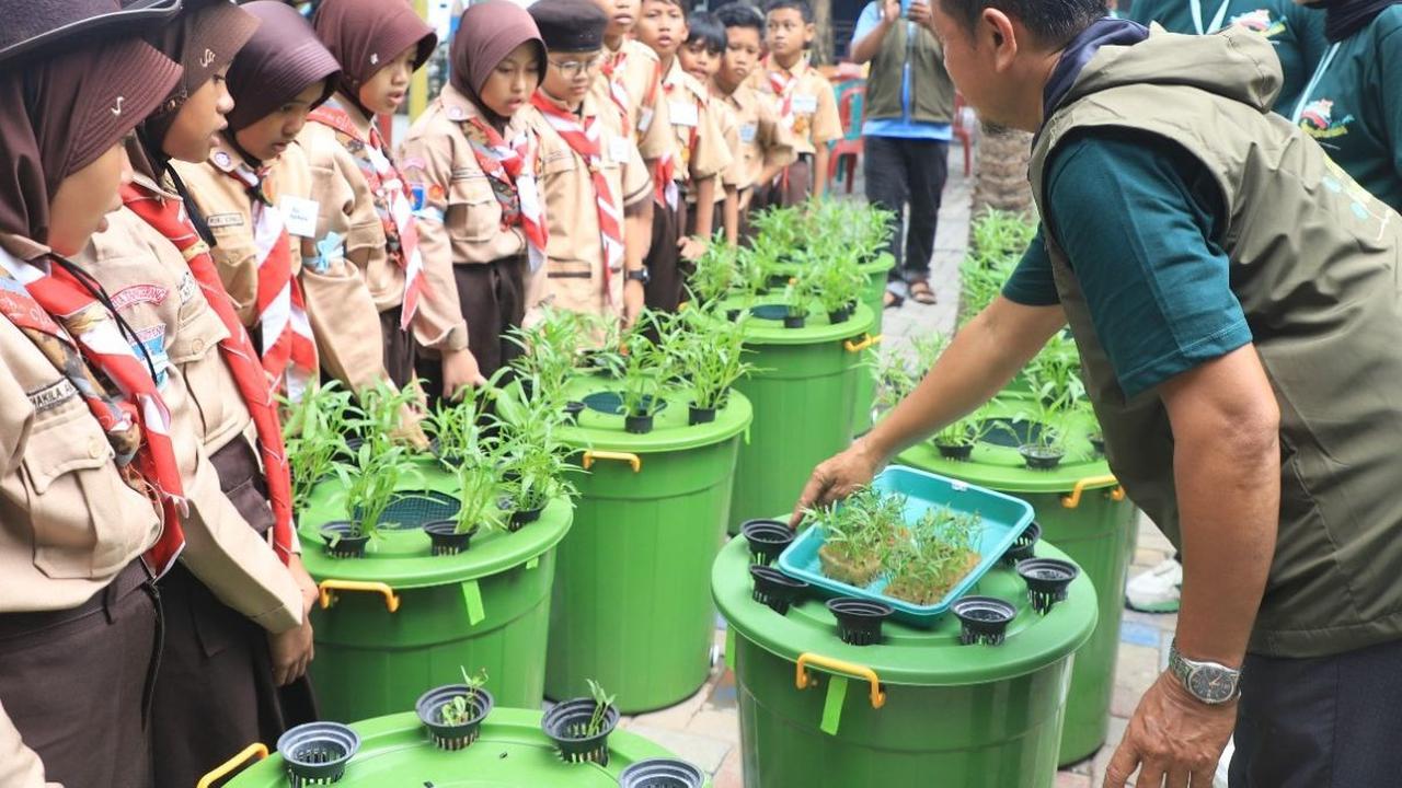 Kegiatan seru berkenaan dengan pengelolaan tumbuhan di Kampung Saungkuriang, Tangerang.