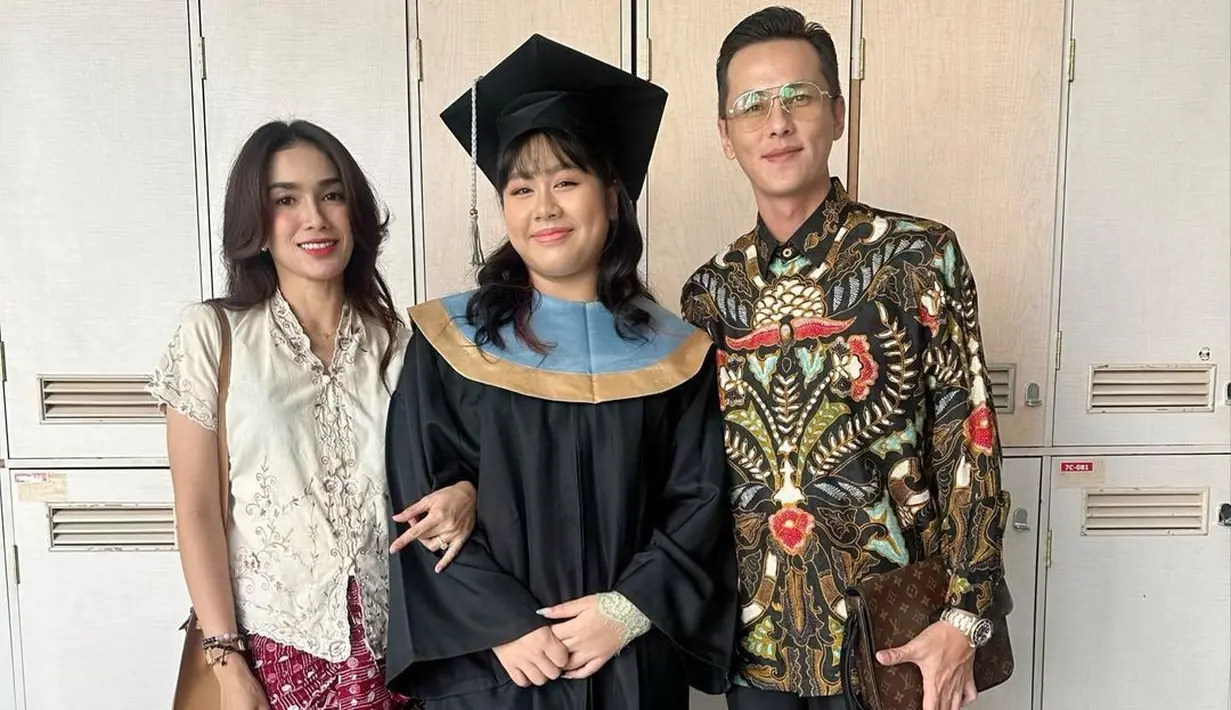 Hadiri wisuda putri sulungnya Nur Amalia Putri, Ussy Sulistiawaty tampil cantik mengenakan kebaya pendek warna krem dipadukan kain batik merah. [Foto: IG/ussypratama].