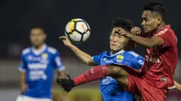 Gelandang Persib Bandung, Oh In-kyun, berebut bola dengan gelandang Persija Jakarta, Ramdani Lestaluhu, pada laga Liga 1 di Stadion PTIK, Jakarta, Sabtu (30/6/2018). Persija menang 1-0 atas Persib. (Bola.com/Vitalis Yogi Trisna)