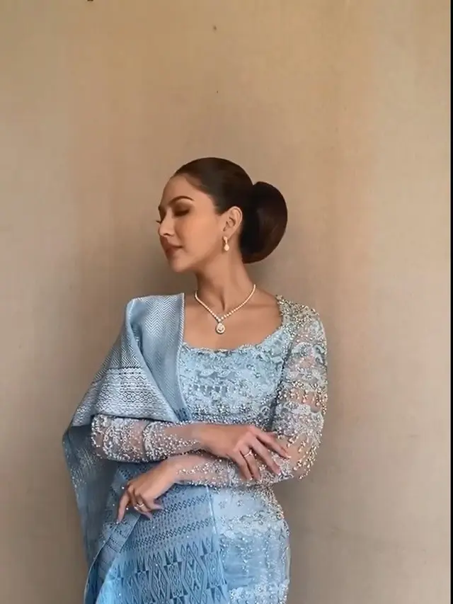 Pesona Jessica Mila dalam balutan kebaya dan songket untuk acara adat Martumpol. (Foto: Instagram/myrnamyura)
