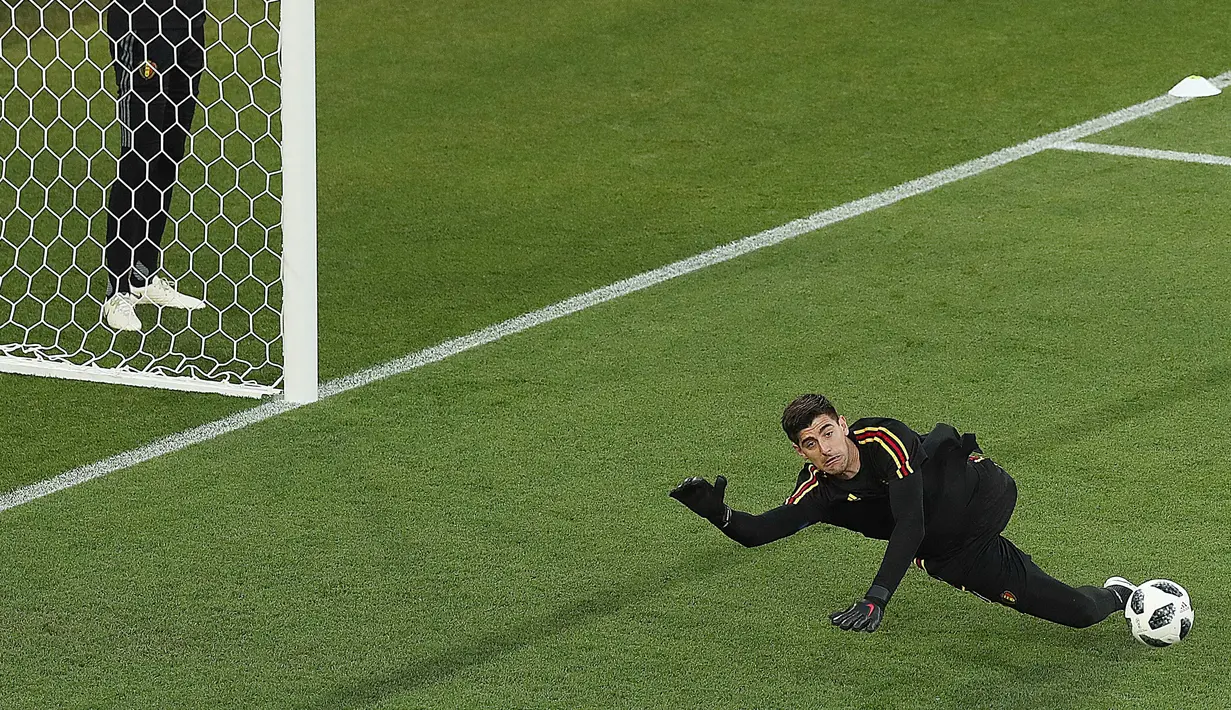 Kiper Belgia, Thibaut Courtois menghalau bola saat latihan jelang menghadapi Inggris pada grup G Piala Dunia 2018 di stadion Kaliningrad,  Rusia (27/6). Belgia telah mengumpulkan 6 poin sama seperti Inggris di grup tersebut. (AP Photo/ Czarek Sokolowski)