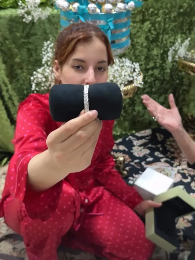 Ulang Tahun ke 34, Tasya Farasya Banjir Hadiah Tas Hermes Rp1,2 Milyar hingga Lukisan Bunga Lotus