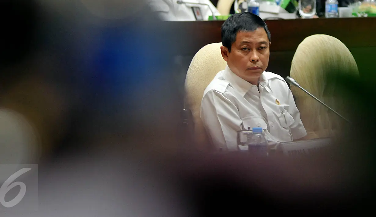 Menhub Ignasius Jonan memberikan penjelasan saat Rapat Dengar Pendapat dengan Komisi V, Jakarta, Rabu (13/1/2015). Rapat membahas evaluasi sarana dan prasarana transportasi hari raya Natal tahun 2015 dan tahun baru 2016. (Liputan6.com/Johan Tallo)