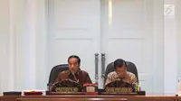 Presiden Joko Widodo didampingi Wakil Presiden Jusuf Kalla saat memimpin rapat terbatas di Kantor Presiden, Jakarta, Selasa (8/1). Ratas itu membahas pengelolaan transportasi di Jabodetabek. (Liputan6.com/Angga Yuniar)