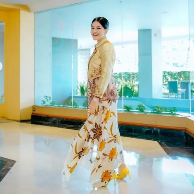 Tampilan Anggun Kahiyang Ayu Sambut Liburan, Padukan Dress Batik dengan Heels dari Brand Mewah Spanyol.  foto: (dok.Instagram @ayanggkahiyang/https://www.instagram.com/p/DD0zaENS6Jl/Henry)