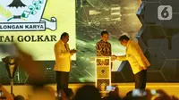 Presiden Joko Widodo (tengah) didampingi Ketua Umum Partai Golkar Airlangga Hartarto (kanan) dan Ketua Penyelenggara Musyawarah Nasional Partai Golkar Melchias Markus Mekeng (kiri) saat pembukaan Munas X Partai Golkar di Jakarta, Selasa (3/12/2019). (Liputan6.com/Johan Tallo)