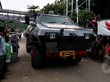 Kendaraan lapis baja usai membawa tahanan asal Australia meninggalkan Nusakambangan, Cilacap, Jawa Tengah, (4/3/2015). Dua terpidana mati penyelundup narkoba asal Australia dipindahkan untuk menjalani eksekusi. (Liputan6.com/Johan Tallo)