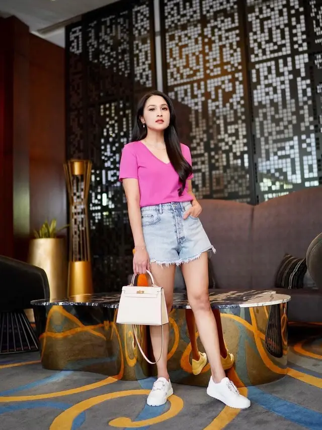 Outfit sederhana Sandra Dewi