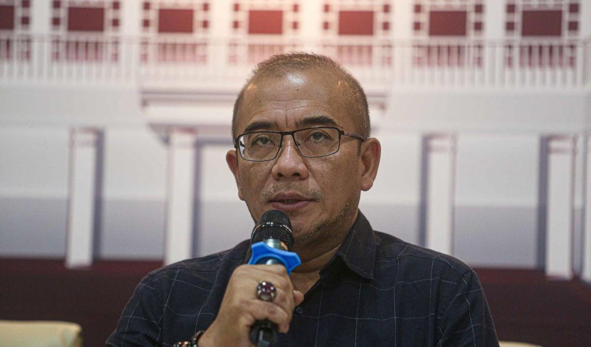 "Menjatuhkan sanksi pemberhentian tetap kepada teradu Hasyim Asy'ari selaku ketua merangkap anggota Komisi Pemilihan Umum RI terhitung putusan ini dibacakan,"&nbsp;