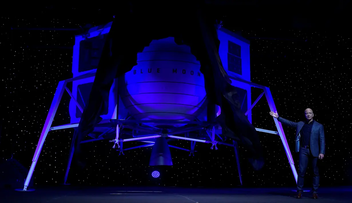 CEO Amazon Jeff Bezos memperkenalkan Blue Moon, kendaraan khusus untuk menjelajahi bulan, pada acara Blue Origin di Washington, 9 Mei 2019. Blue Moon dirancang untuk bisa digunakan berulang-ulang kali, serta mampu terbang kembali ke Bumi. (REUTERS/Clodagh Kilcoyne)