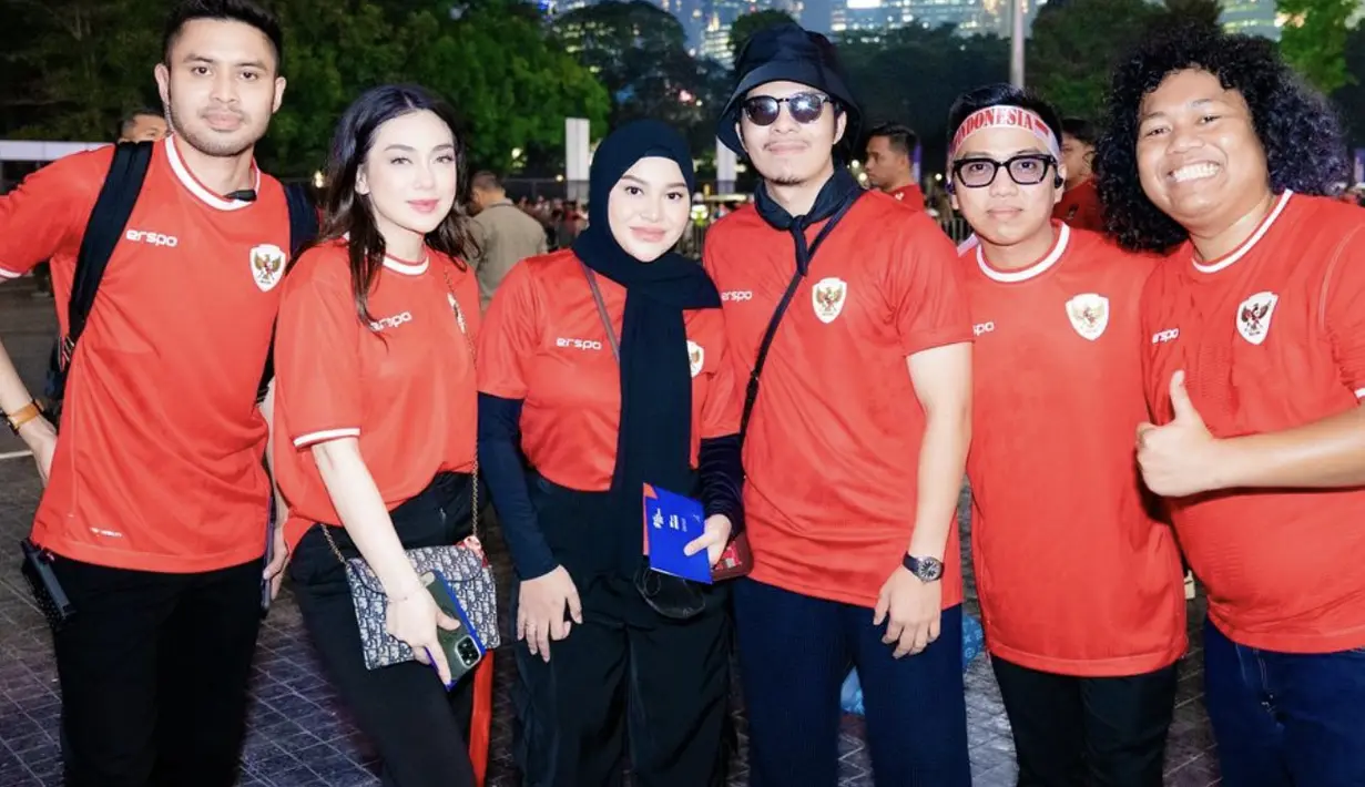 Celine Evangelista juga tampak memerahkan GBK dengan jersey yang dikenakannya. Ia tampil menyala dengan paduan denim hitam.  [Foto: Instagram/ Celine Evangelista]