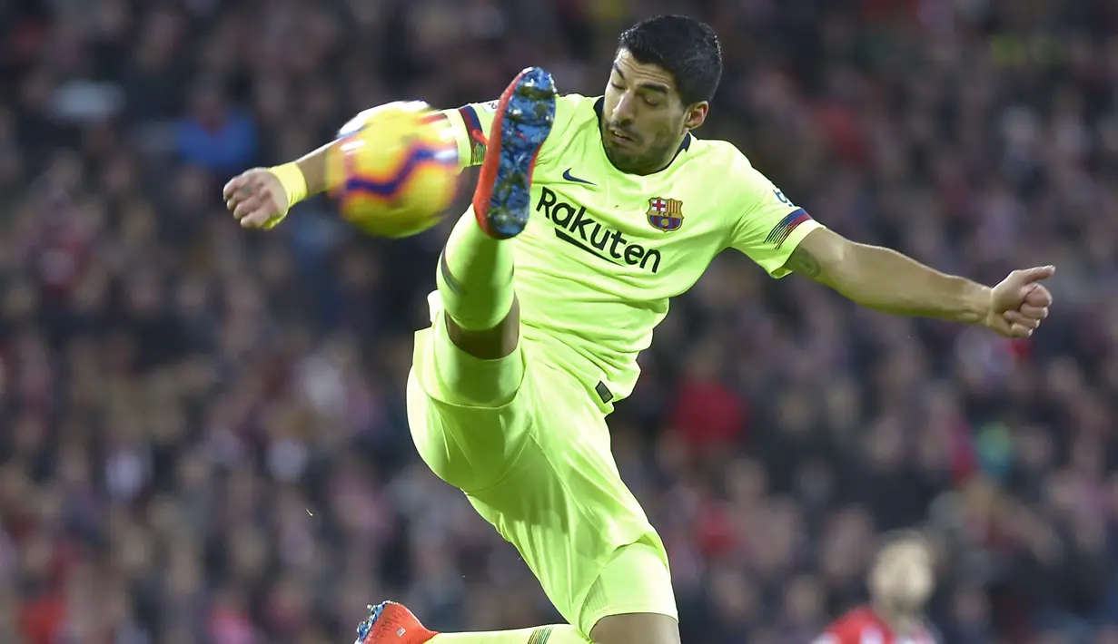 Penyerang Barcelona, Luis Suarez mengontrol bola saat bertanding melawan Athletic Bilbao  pada La Liga Spanyol di stadion San Mames di Bilbao pada 10 Februari 2019. (AFP/Ander Gillenea)