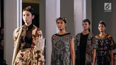 Ragam busana rancangan Iwan Tirta Private Collection x Mel Ahyar dalam acara Fashion Nation 2018 di Senayan City, Jakarta, Rabu (18/4). Koleksi bertajuk 'Er-Lum' tersebut mengadaptasi heirloom yang berarti pusaka. (Liputan6.com/Faizal Fanani)