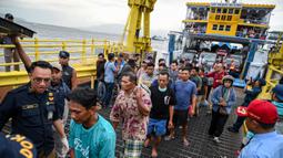 Sebelumnya, pihak berwenang mengatakan terdapat 29 orang yang selamat dan telah dievakuasi dari lokasi tenggelamnya KMP Tunu Pratama Jaya di perairan selat Bali. (Photo by AFP)