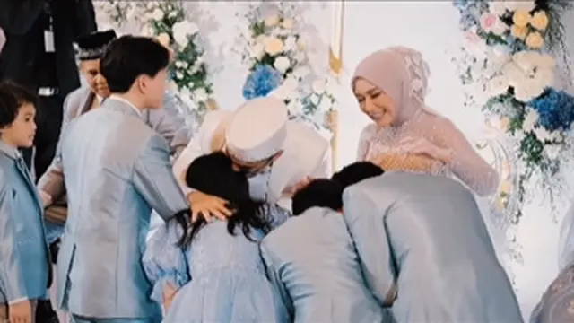 6 Potret Anak Sahrul Gunawan dan Dine Mutiara di Pernikahan Orangtuanya, Kompak