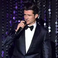 Orlando Bloom baru saja genap berusia 40 tahun. Usai merayakannya bersama sang kekasih, Bloom terlihat telah kembali syuting di Shanghai. Menunggu waktu giliran syuting, ia mengenakan penghangat tangan berwarna pink. (AFP/Bintang.com)