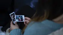 Ilustrasi nostalgia, kenangan, masa lalu. (Photo by Octavio J. Garc&iacute;a N. : https://www.pexels.com/photo/woman-holding-two-photos-1538077/)