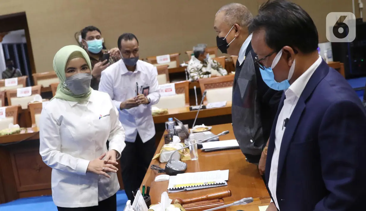 Dirut PT Pertamina (Persero) Nicke Widyawati (kiri) berbincang dengan Ketua Komisi VII DPR Alex Noerdin dan Wakil Ketua Komisi VII DPR Sugeng Suparwoto sebelum mengikuti rapat dengar pendapat dengan Komisi VII DPR di kompleks Parlemen, Senayan, Jakarta, Senin (5/4/2021). (Liputan6.com/Angga Yuniar)