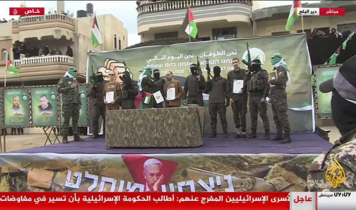 hamas bebaskan tiga tawanan israel