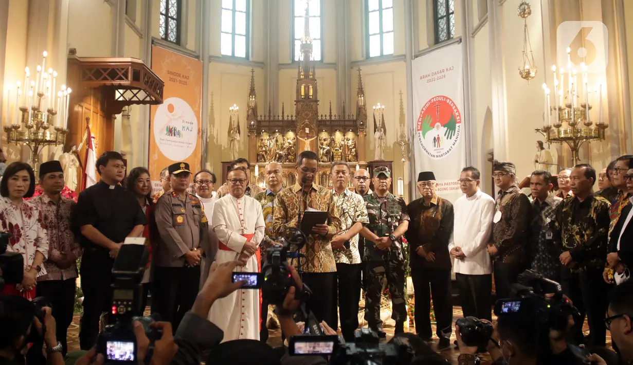 Penjabat (Pj) Gubernur DKI Jakarta, Heru Budi Hartono (tengah) menyampaikan sambutan saat melakukan kunjungan di Gereja Katedral, Jakarta, Sabtu (24/12/2022). Heru Budi bersama Forkopimda melakukan peninjauan ke gereja-gereja untuk memberi pesan damai dan toleransi di DKI Jakarta. (Liputan6.com/Helmi Fithriansyah)