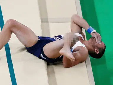 Atlet senam artistik Prancis Samir Ait Said terkulai lemah dengan posisi kaki patah pada babak kualifikasi Olimpiade Rio 2016 di Rio Olympic Arena, Brasil, Minggu (7/8). Samir gagal mendarat dan membuat kakinya patah. (REUTERS/Athit Perawongmetha)