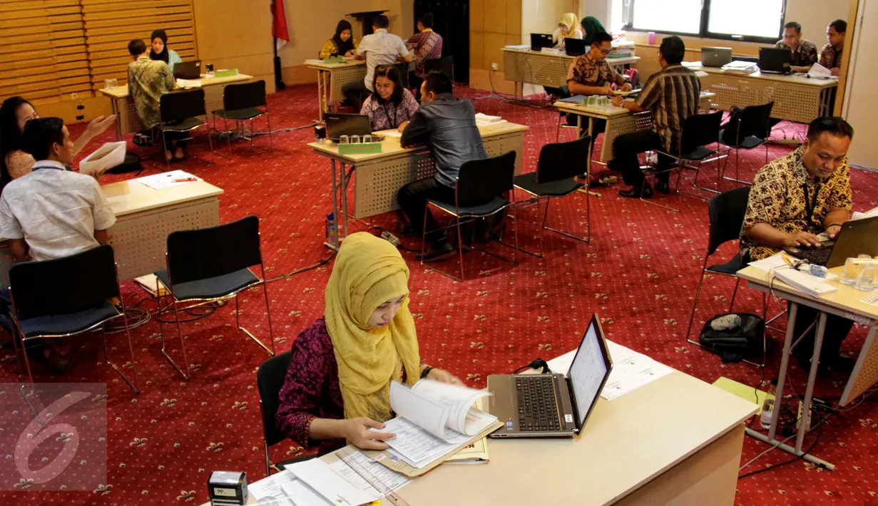 Sejumlah bakal calon kepala daerah saat melaporkan harta kekayaannya di Gedung KPK, Jakarta, Jumat (24/7/2015). KPK membuka loket laporan harta kekayaan penyelenggara negara (LHKPN) sejak 22 Juli hingga 7 Agustus mendatang. (Liputan6.com/Yoppy Renato)