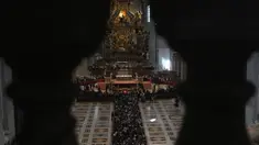 Orang-orang mengantre untuk memberi penghormatan terakhir saat mendiang Paus Fransiskus disemayamkan di Basilika Santo Petrus di Vatikan, pada 25 April 2025. (Tiziana FABI/AFP)