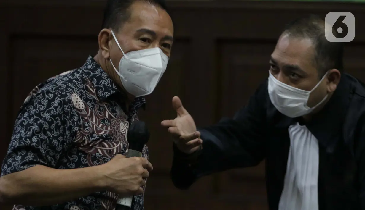 Terdakwa suap pengurusan fatwa MA serta penghapusan nama terpidana pengalihan hak tagih Bank Bali dari daftar red notice Polri, Djoko S Tjandra (kiri) saat sidang tuntutan di Pengadilan Tipikor Jakarta, Kamis (4/3/2021). Djoko Tjandra dituntut 4 tahun penjara. (Liputan6.com/Helmi Fithriansyah)