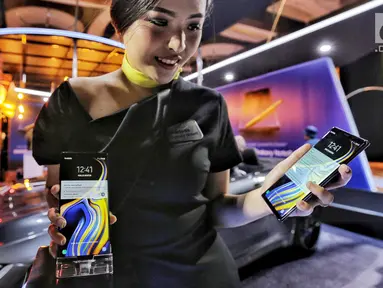 Model menunjukan produk Samsung Galaxy Note 9 dalam launching Samsung Galaxy Note 9 di Jakarta, Kamis (23/8). (Liputan6.com/Faizal Fanani)
