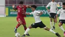 Kapten timnas Indonesia U-20, Arkhan Fikri (kiri) mendapat adangan dari sejumlah pemain Fiji pada laga International Friendly Match di Stadion Utama Gelora Bung Karno, Jumat (17/2/2023). Indonesia U-20 unggul 4-0 atas Fiji. Kemenangan ini menjadi modal berharga bagi tim asuhan Shin Tae Yong untuk menghadapi laga selanjutnya melawan Selandia Baru pada Minggu (19/2/2023). (Liputan6.com/Faizal Fanani)