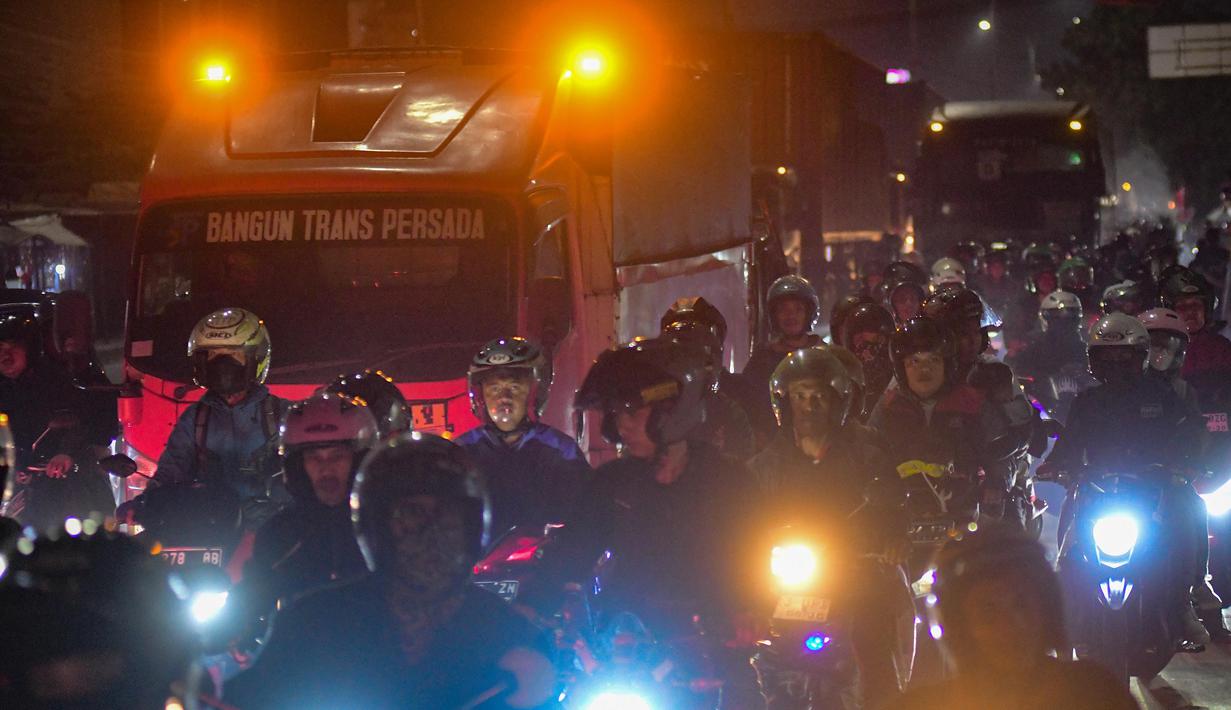 Meski demikian, kepadatan masih sempat dirasakan di sejumlah titik, terutama di sekitar kawasan pasar dan pusat aktivitas masyarakat. Tampak dalam foto, pengendara kendaraan bermotor melintas di Jalan Raya Cikarang, Bekasi, Jawa Barat, Rabu (18/3/2026). (merdeka.com/Arie Basuki)