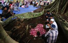 Mengapa Imam Muslim Mencium Kaki Gurunya? Memahami Adab Menghormati Ulama dari Tradisi Sahabat hingga Salafus Shalih