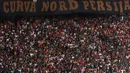 Suporter Persija, The Jakmania, memberikan dukungan saat melawan Persela pada laga Liga 1 di SUGBK, Jakarta, Selasa (20/11). Persija menang 3-0 atas Persela. (Bola.com/Vitalis Yogi Trisna)