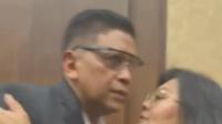 Momen Haru Hasto Peluk Cium Istri Sebelum Divonis Hakim