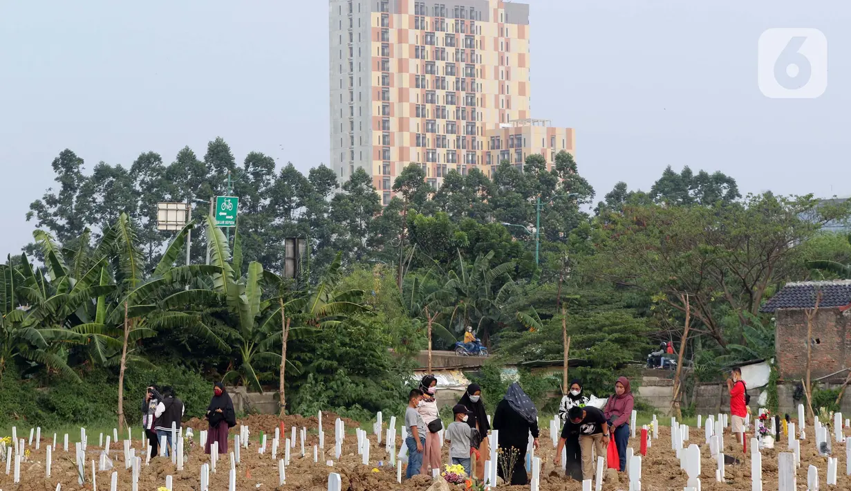 Warga saat melakukan ziarah di pemakaman khusus COVID-19 TPU Rorotan, Cilincing, Jakarta, Sabtu (31/7/2021). Warga yang melakukan ziarah diwajibkan mematuhi protokol kesehatan, menjaga jarak serta dilakukan secara terbatas. (Liputan6.com/Helmi Fithriansyah)
