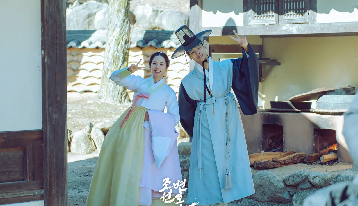 Bona WJSN dan Cha Hak Yeon dalam foto behind the scene drakor Joseon Attorney. (Foto: MBC via Soompi)