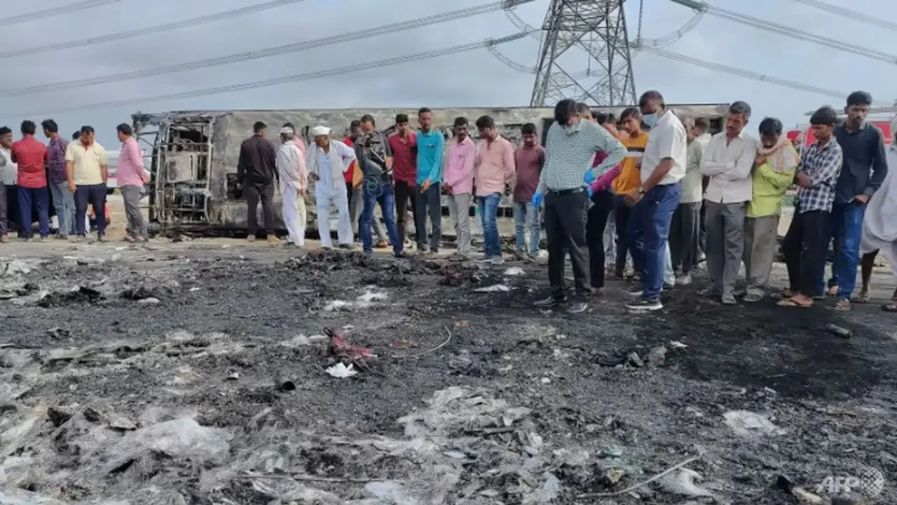 Orang-orang berkumpul di lokasi kecelakaan bus yang terbalik dan terbakar di India barat (Foto: AFP/Gajanan Mehetre)