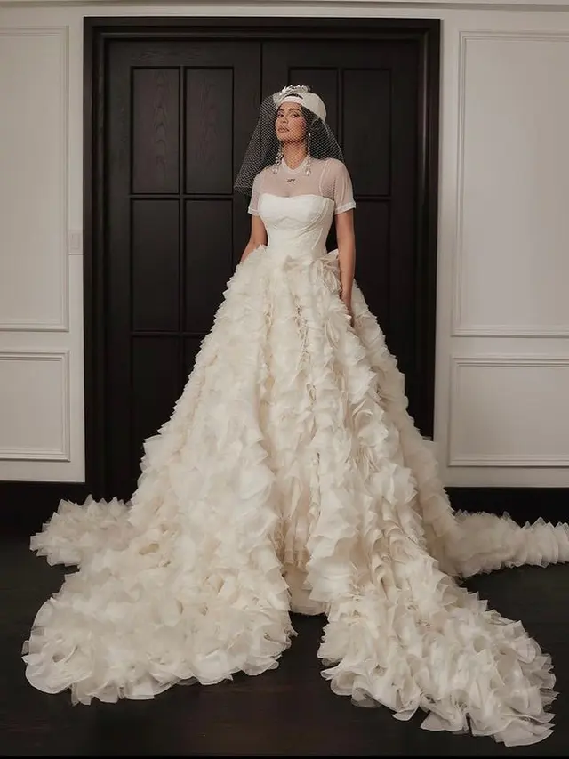 Penampilan Kylie Jenner di Met Gala 2022, hadirkan bridal look untuk menghormati mendiang Virgil Abloh