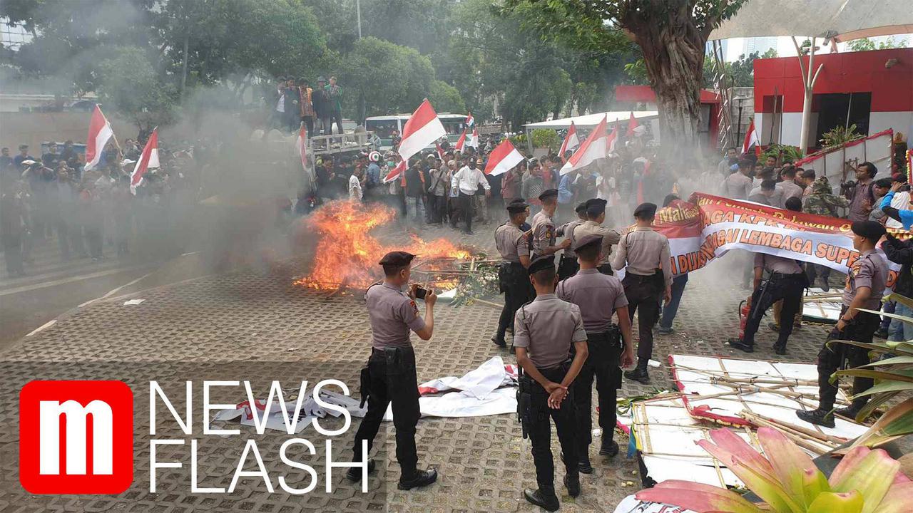 VIDEO: Pendemo Pro Revisi UU KPK Rusuh Hingga Bakar Karangan Bunga