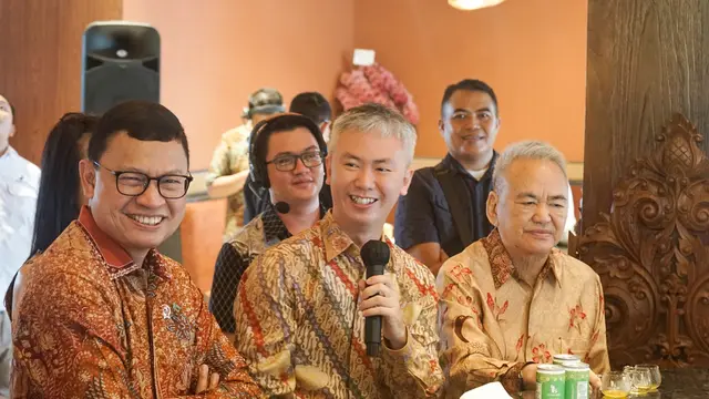 Kepala BPOM Taruna Ikrar dan Director PT Acaraki Nusantara Persada, Jony Yuwono bicara agar jamu relevan dengan generasi masa kini.
