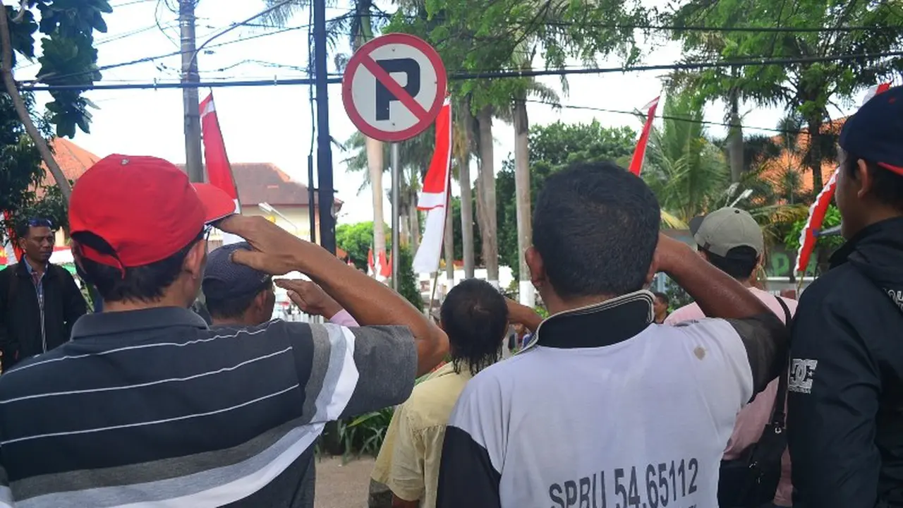 Sopir Angkot Malang Dihukum Hormat ke Rambu Lalu Lintas
