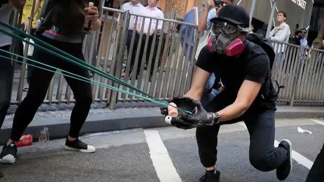 Kemarahan Massa Setelah Polisi Tembak Demonstran Hong Kong