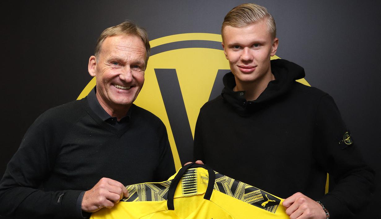 Erling Haaland. Baru berusia 19 tahun, striker Norwegia andalan RB Salzburg ini lebih memilih pindah ke Borussia Dortmund pada jendela transfer musim dingin 2019/2020. Manajer Manchester United, Ole Gunnar Solskjaer gagal membujuknya melalui koneksi Norwegia-nya. (AFP/Borussia Dortmund/Joel Kunz)