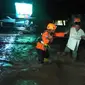Proses evakuasi korban banjir lahar dingin di kaki Marapi, Kamis (5/4/2024). (Liputan6.com/ ist)