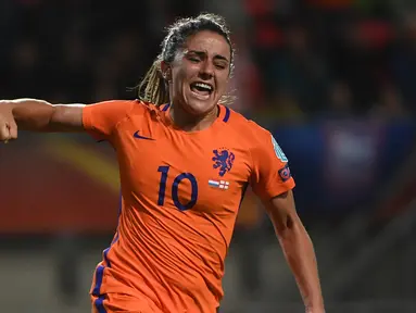 Gelandang Belanda, Danielle van de Donk melakukan selebrasi usai mencetak gol ke gawang Inggris saat pertandingan semifinal UEFA Women’s Euro 2017 di Stadion FC Twente, di Enschede (3/8). Belanda menang 3-0 atas Inggris. (AFP Photo/John Thys)