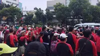 Massa pro Ahok yang memberikan dukungannya di depan PN Jakarta Utara, Senin (26/2/2018). (Liputan6.com/Muhammad Radityo Priyasmoro)